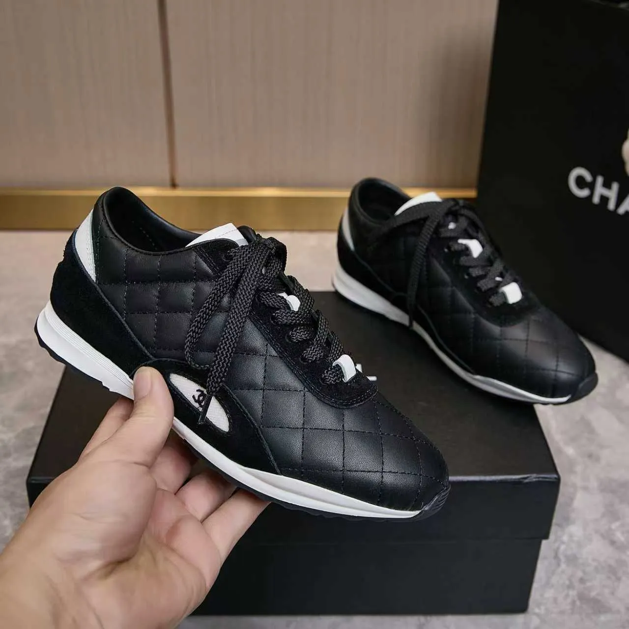 p560 Chanel Chanel - 2025 counter top casual sports shoes This classic design; the upper is electro-embroidered with a variety of techniques; the outsole is fashionable and sporty; the extraordinary inclusion of a variety of color matching elements... The diversified mix and match is very good-looking and versatile, casual, fashionable, sports and outdoor can be taken into account... ꫛꫀꪝ Go➫ Material: ❶Upper made of: original imported high silk cowhide suede ❷Inner use: Original imported breathable mesh ❸ Outsole based on: Original TPU combination outsole Counter boutique packaging complete set Female 35–41 Male 38-46